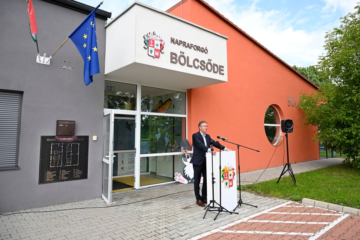 Mogyoród, 2025. május 24.
Hankó Balázs kultúráért és innovációért felelős miniszter beszédet mond a Napraforgó Bölcsőde átadásán Mogyoródon 2025. május 24-én. Az intézmény 226 millió forint kormányzati támogatással épült fel.
MTI/Lakatos Péter