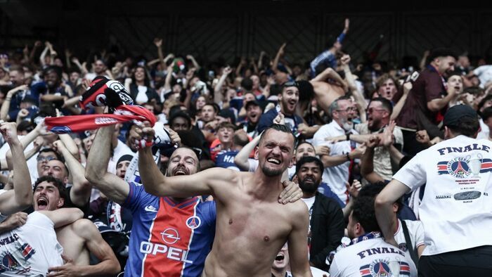 Bajnokok Ligája, BL, döntő, 2025, PSG, Inter, München, Paris Saint-Germain supporters celebrate their team's second goal as they watch the UEFA Champions League final football match between Paris Saint-Germain (PSG) and Inter Milan held in Munich on a lar