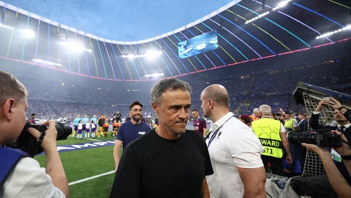Bajnokok Ligája, BL, döntő, 2025, PSG, Inter, München, Paris Saint-Germain's Spanish headcoach Luis Enrique (C) arrives in the technical area ahead of the UEFA Champions League final football match between Paris Saint-Germain (PSG) and Inter Milan in Muni