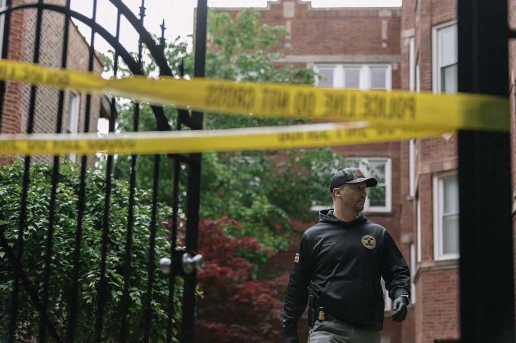 Egy FBI-ügynök sétál Elias Rodriguez otthona előtt Washingtonban, 2025. május 22-én. A támadás miatt Sorost teszik felelőssé a kommentelők (Fotó: AFP)