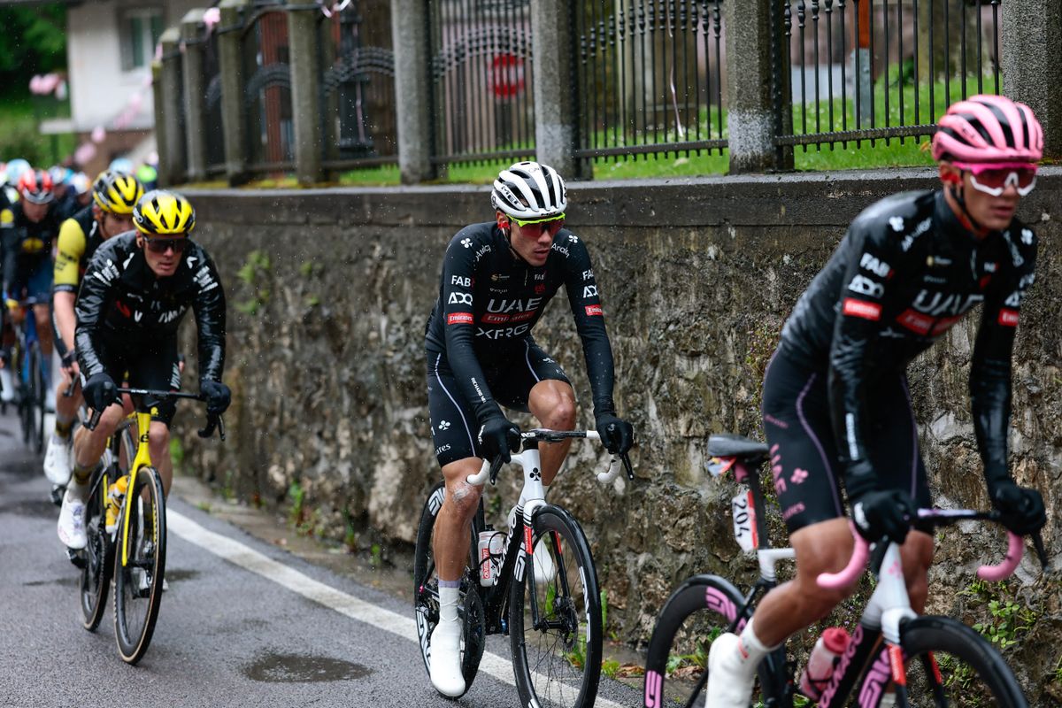 Juan Ayuso már a Giro d’Italia közben háttérbe szorult Isaac del Toro mögött, a spanyol versenyének egy méhcsípés vetett véget
