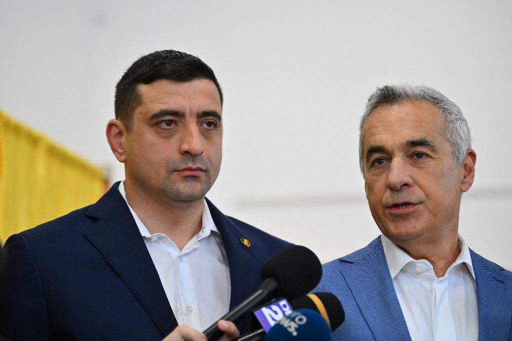 A választás első fordulóját George Simion (B) nyerte (Fotó: AFP)