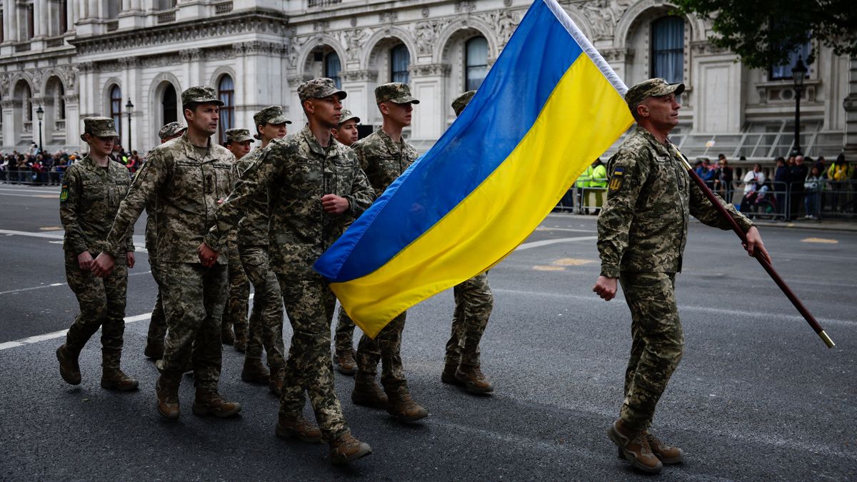 Ukrán katonák vonultak fel Londonban + videó