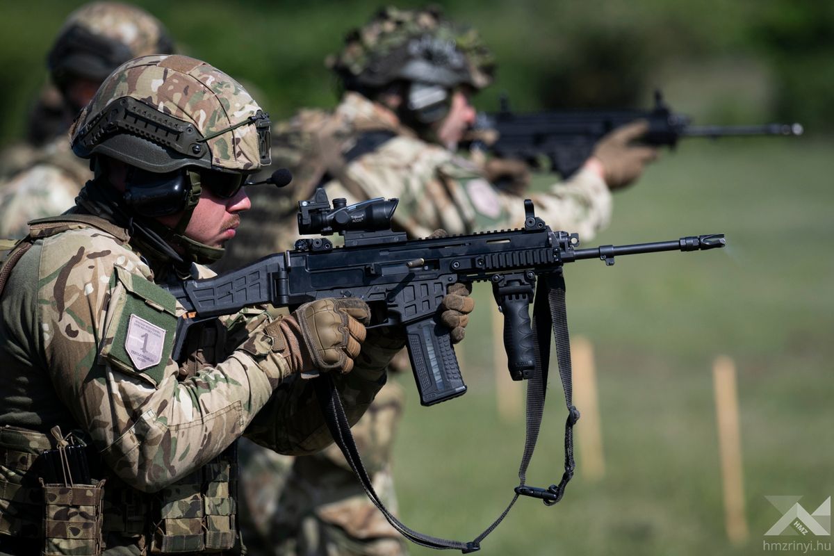 CZ Bren 2 géppisztollyal tüzelő magyar területvédlemi tartalékosok a Valiant Panther gyakorlaton (Forrás: Honvédelem.hu)