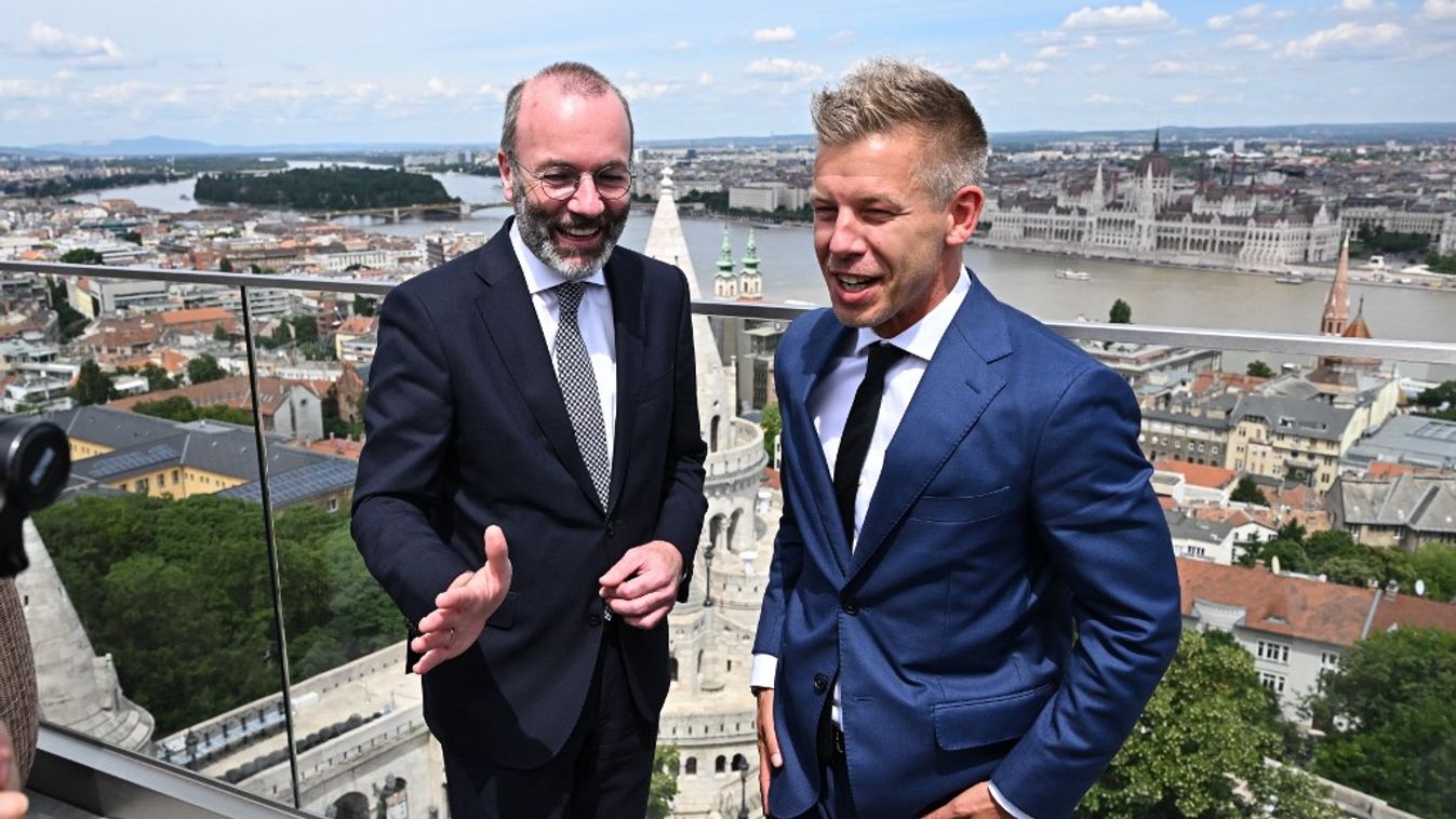 Manfred Weber, az Európai Néppárt (EPP) elnöke (balra) és Magyar Péter, a Tisza Párt elnöke (Fotó: AFP)