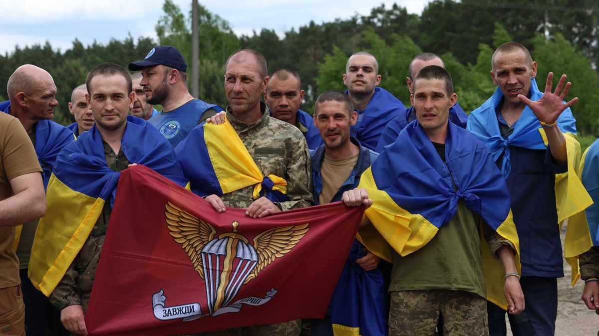 Az orosz–ukrán fogolycsere keretében újabb 307 ukrán védő tért haza. Zelenszkij a Telegramon osztotta meg a visszatérés pillanatait.