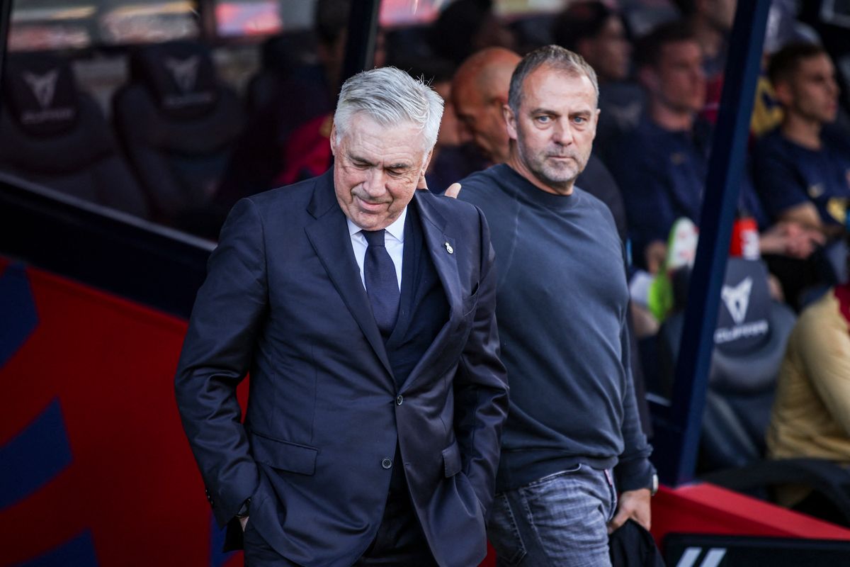 Carlo Ancelotti, a Real Madrid vezetőedzője és a Barcelonát irányító Hansi Flick