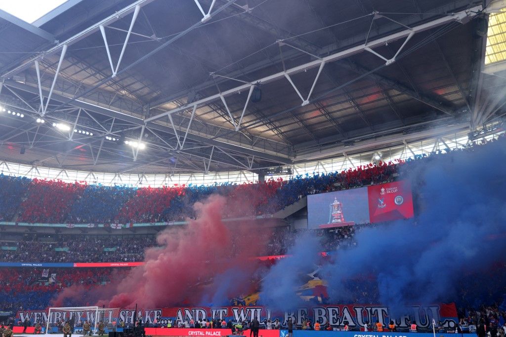 A Crystal Palace szurkolói látványos bemutatót tartottak a Manchester City elleni kupadöntő kezdése előtt