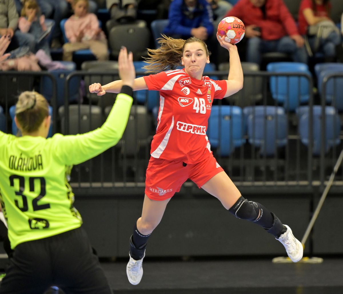 Faluvégi Dorottya a magyar női kézilabda-válogatott és a Ludwigsburg jobbszélsője a sérülés miatt legalább fél évet kénytelen kihagyni