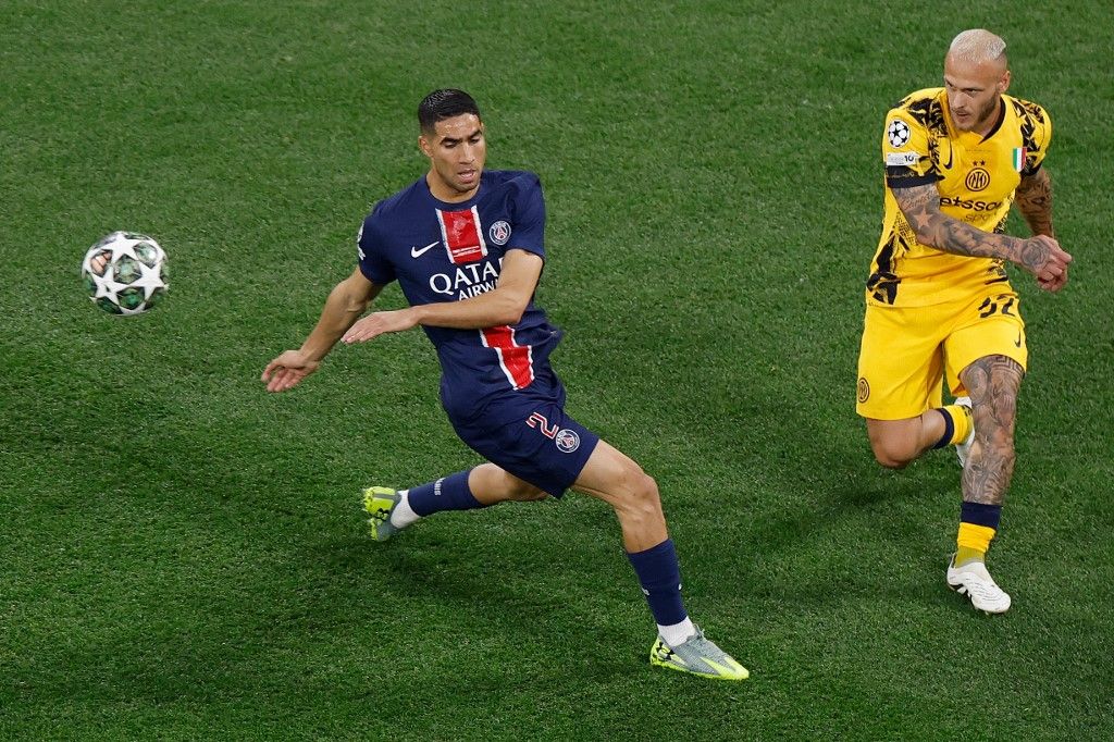 Bajnokok Ligája, BL, döntő, 2025, PSG, Inter, München, Paris Saint-Germain's Moroccan defender #02 Achraf Hakimi (L) and Inter Milan's Italian defender #32 Federico Dimarco vie for the ball during the UEFA Champions League final football match between Par