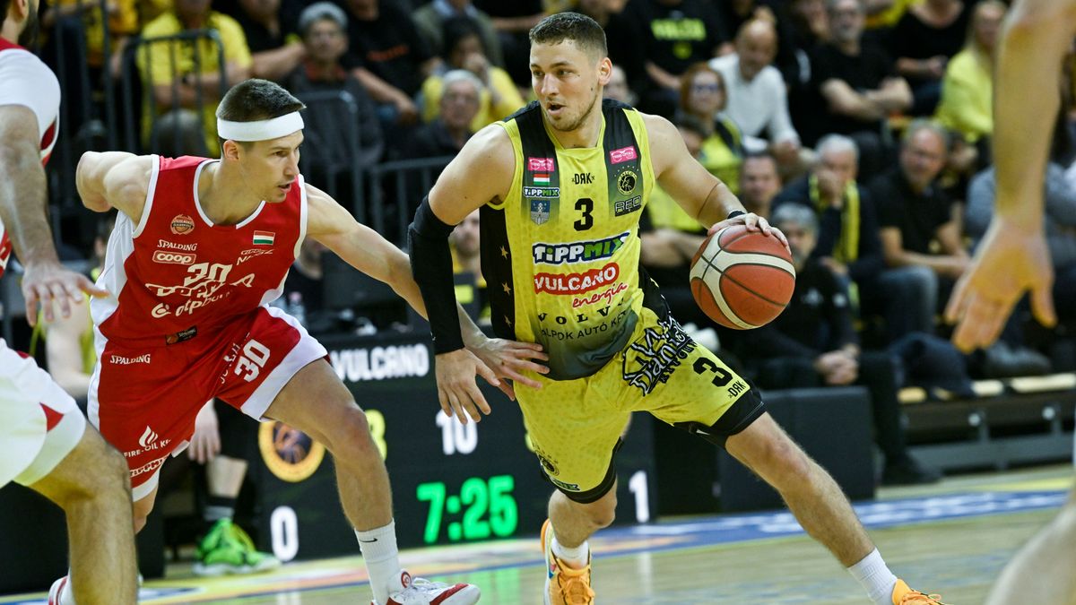 Pongó Marcell (j), a Szombathely és Somogyi Ádám, a Szolnok játékosa nagy csatát vívott a férfi kosárlabda NB I döntőjében.