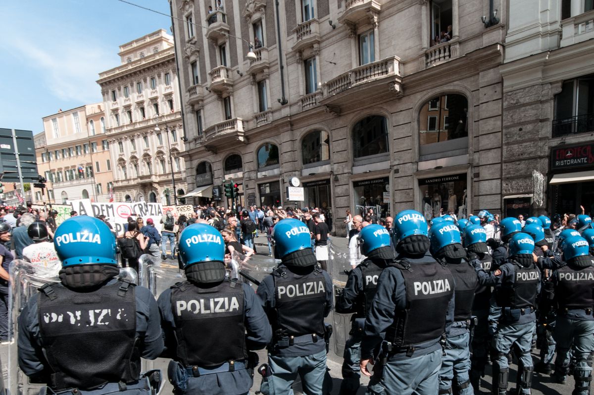 Erőszakos tüntetés robbant ki Rómában az olasz biztonsági csomag ellen. Többen megsérültek, a rendőrökre botokkal és vasrudakkal támadtak.