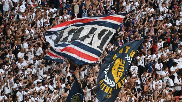 Bajnokok Ligája, BL, döntő, 2025, PSG, Inter, München, MUNICH, GERMANY - MAY 31: Paris Saint-Germain supporters cheer from the stands ahead of the UEFA Champions League final match between Paris Saint-Germain (PSG) and Inter at Munich Football Arena in Mu