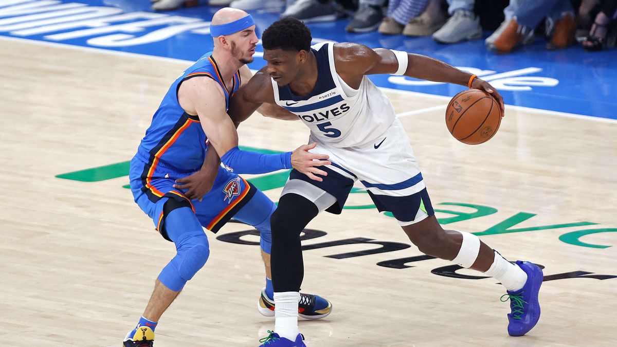 Anthony Edwards (labdával) és a Minnesota Timberwolves szenvedett Alex Caruso és az Thunder védekezése ellen az NBA-ben