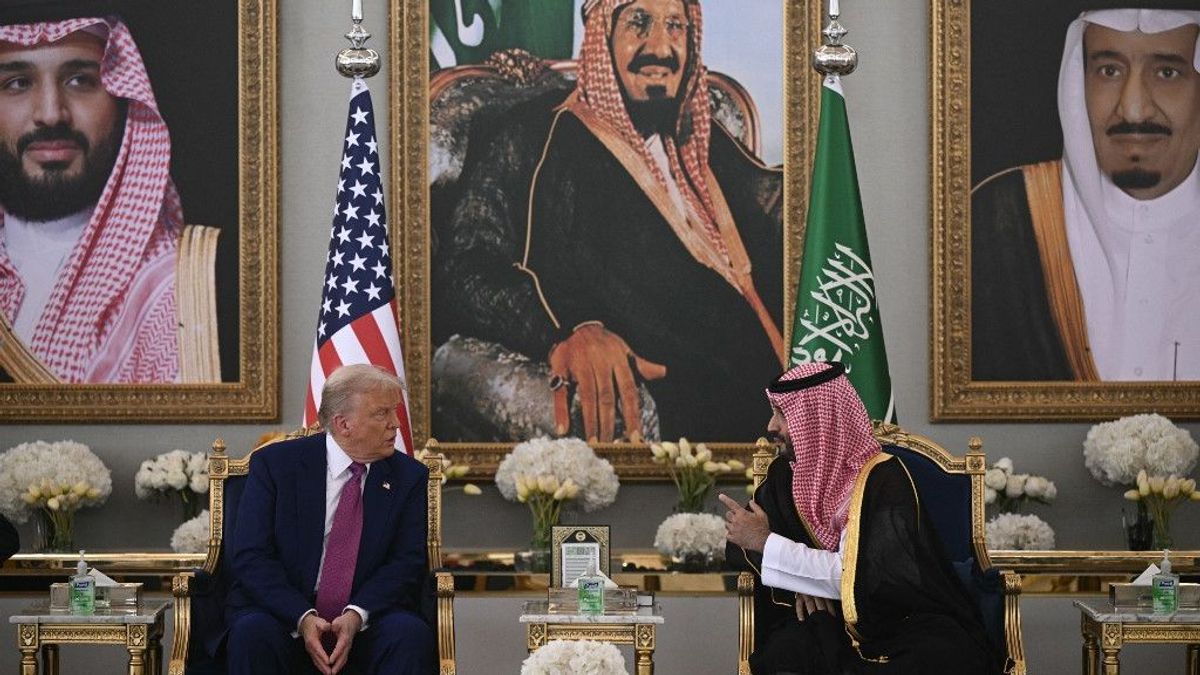 Trump megérkezett Szaúd-Arábiába