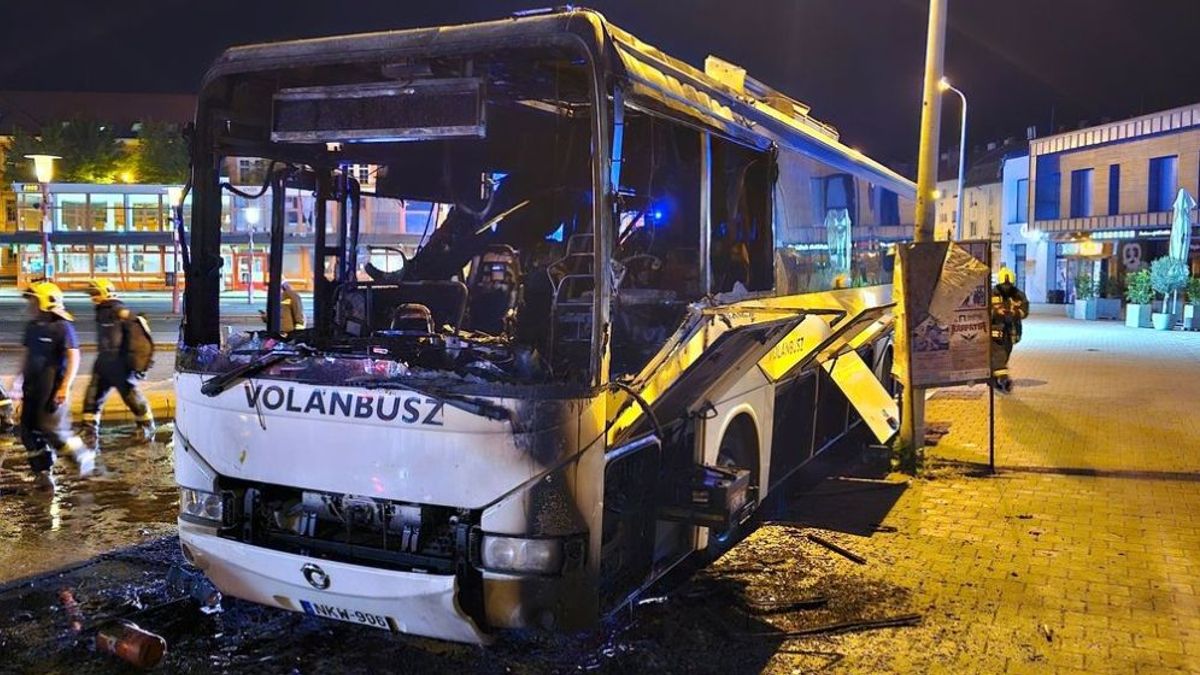 Hatalmas lángokkal égett ki egy busz Győrben + videó