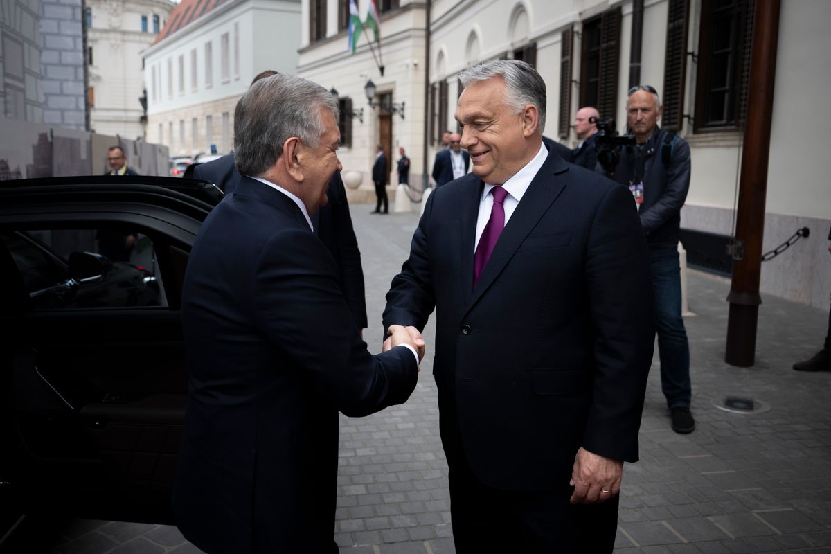 Budapest, 2025. május 20.
A Miniszterelnöki Kommunikációs Főosztály által közreadott képen Orbán Viktor miniszterelnök (j) fogadja Savkat Mirzijojev üzbég elnököt a Karmelita kolostornál 2025. május 20-án.
MTI/Miniszterelnöki Kommunikációs Főosztály/Benko Vivien Cher