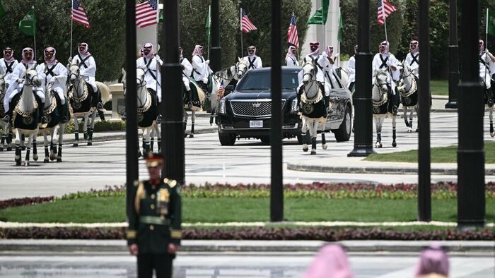 Az amerikai elnököt szállító konvoj érkezik a rijádi királyi udvarba 2025. május 13-án.