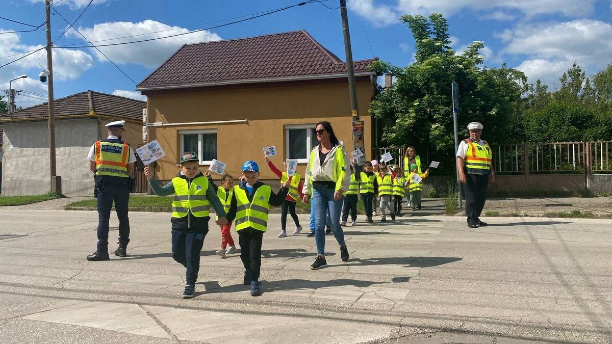 Napi cukiság: óvodások kérték az autósokat, hogy figyeljenek a zebránál
