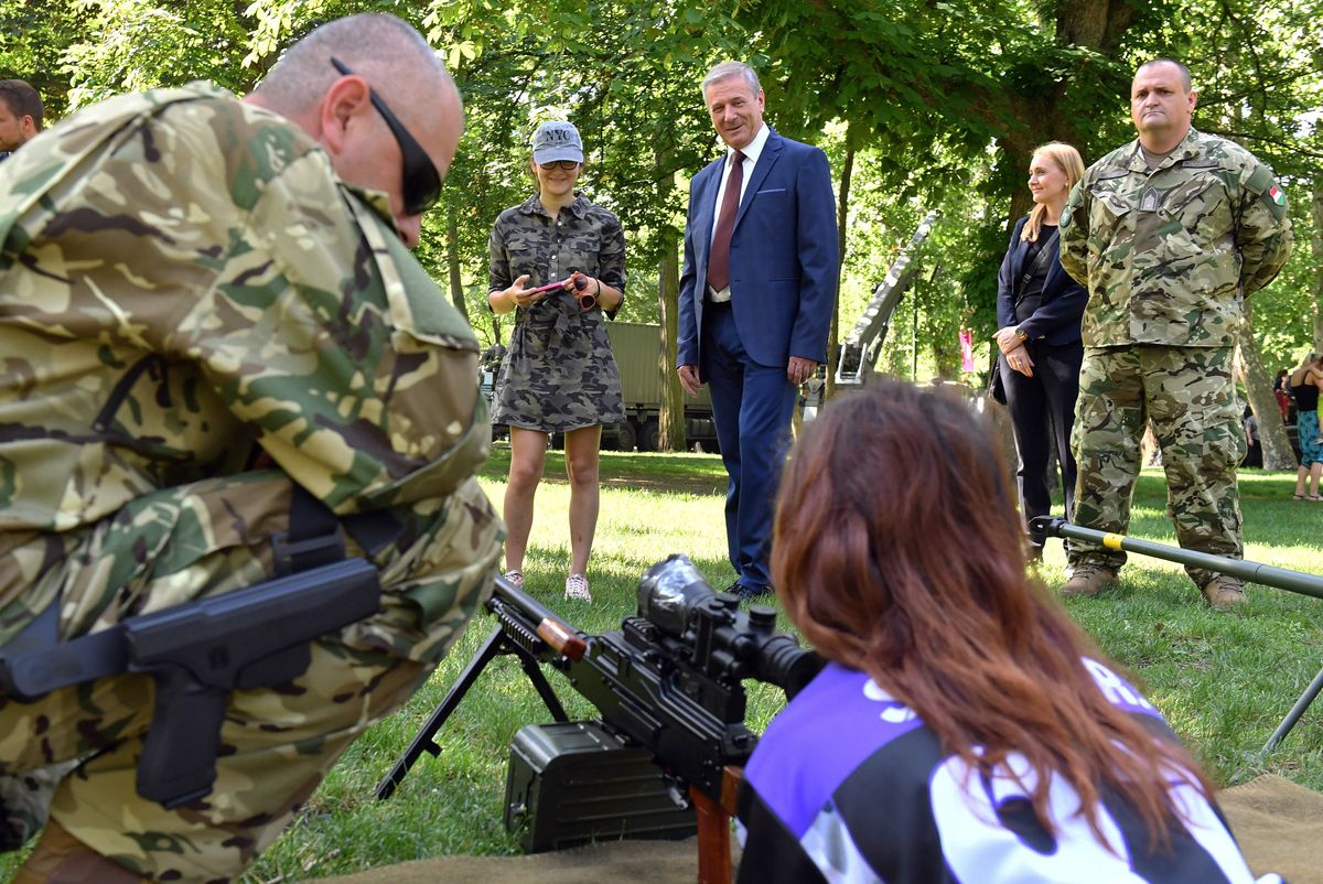 Budapest, 2018. május 26.
Benkő Tibor honvédelmi miniszter (k) az Ismerkedés a Magyar Honvédség fegyvereivel és eszköztárával, harcászati bemutató, tűzszerész- és kutyás bemutató, hadikonyha című gyermeknapi rendezvényen a Városligetben 2018. május 26-án.
MTI Fotó: Máthé Zoltán