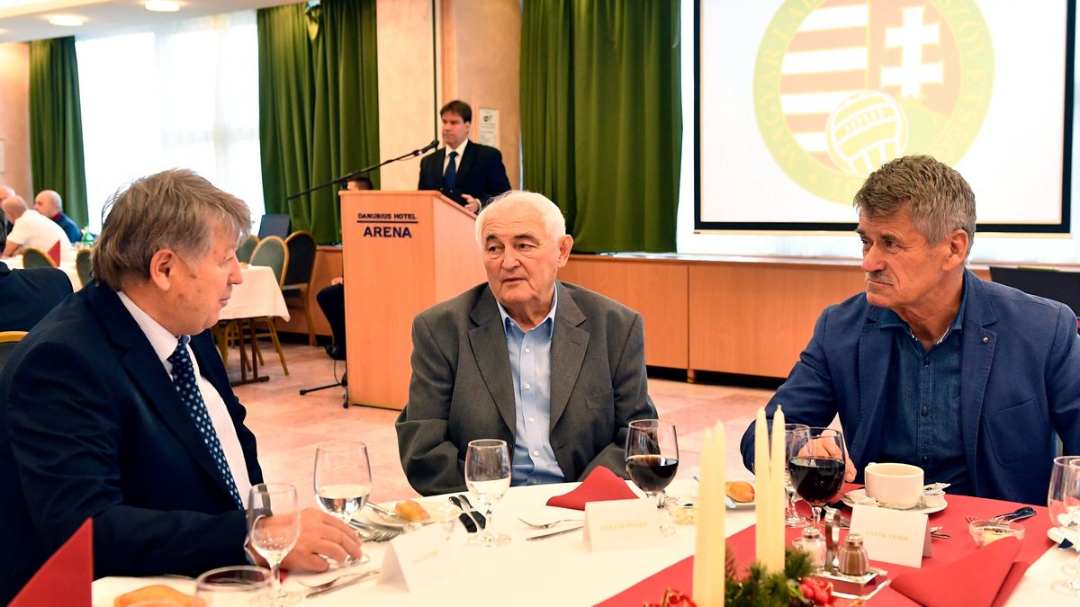 Budapest, 2016. november 25.
Gellei Imre, Garami József és Csank János egykori szövetségi kapitányok a magyar labdarúgás napja alkalmából rendezett ünnepségen a budapesti Danubius Hotel Arenában 2016. november 25-én.
MTI Fotó: Illyés Tibor