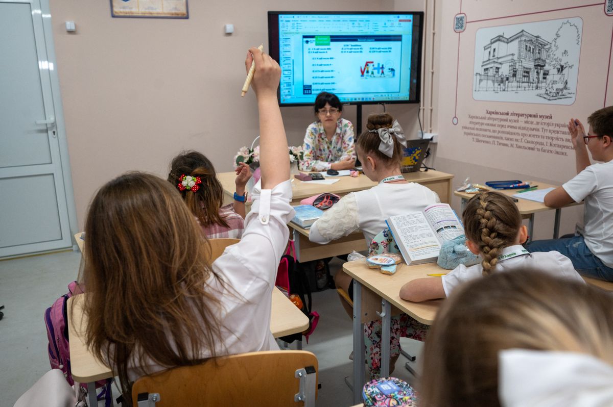 A szülők pénzén működnek az iskolák, miközben az ukrajnai korrupció a tantermekbe is beszivárgott.