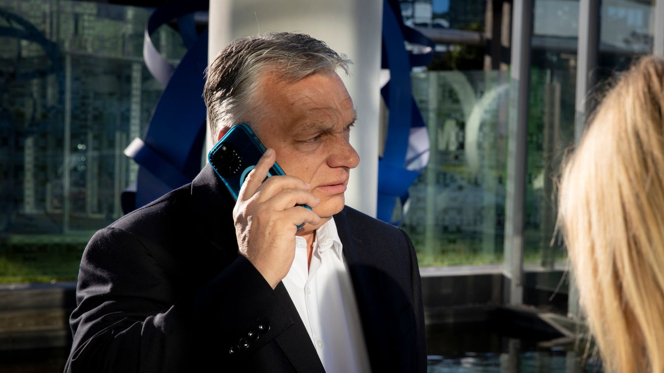  A Miniszterelnöki Kommunikációs Főosztály által közreadott képen Orbán Viktor miniszterelnök érkezik a Kossuth rádió óbudai stúdiójába, ahol interjút adott a Jó reggelt, Magyarország! című műsorban 2025. május 2-án (Fotó: MTI/Miniszterelnöki Kommunikáció
