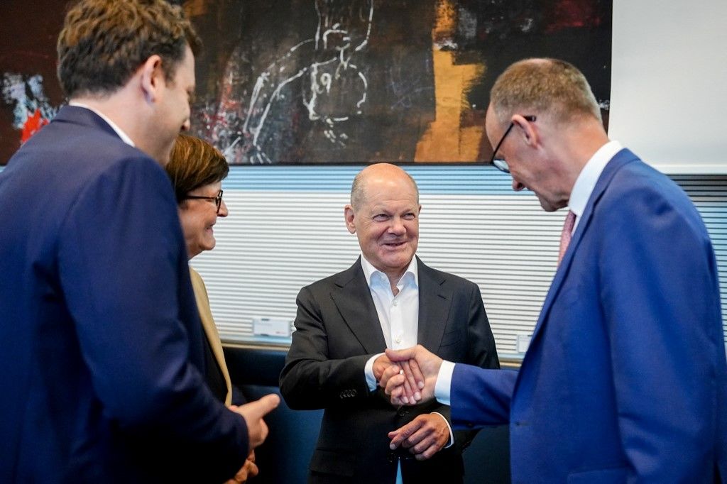 05 May 2025, Berlin: Lars Klingbeil (l-r), SPD Federal Chairman and designated Finance Minister, Saskia Esken, SPD Federal Chairwoman, the current Federal Chancellor Olaf Scholz (SPD), and Friedrich Merz, CDU candidate for Chancellor and CDU Federal Chairman, take part in the SPD parliamentary group meeting. Photo: Kay Nietfeld/dpa (Photo by KAY NIETFELD / DPA / dpa Picture-Alliance via AFP)