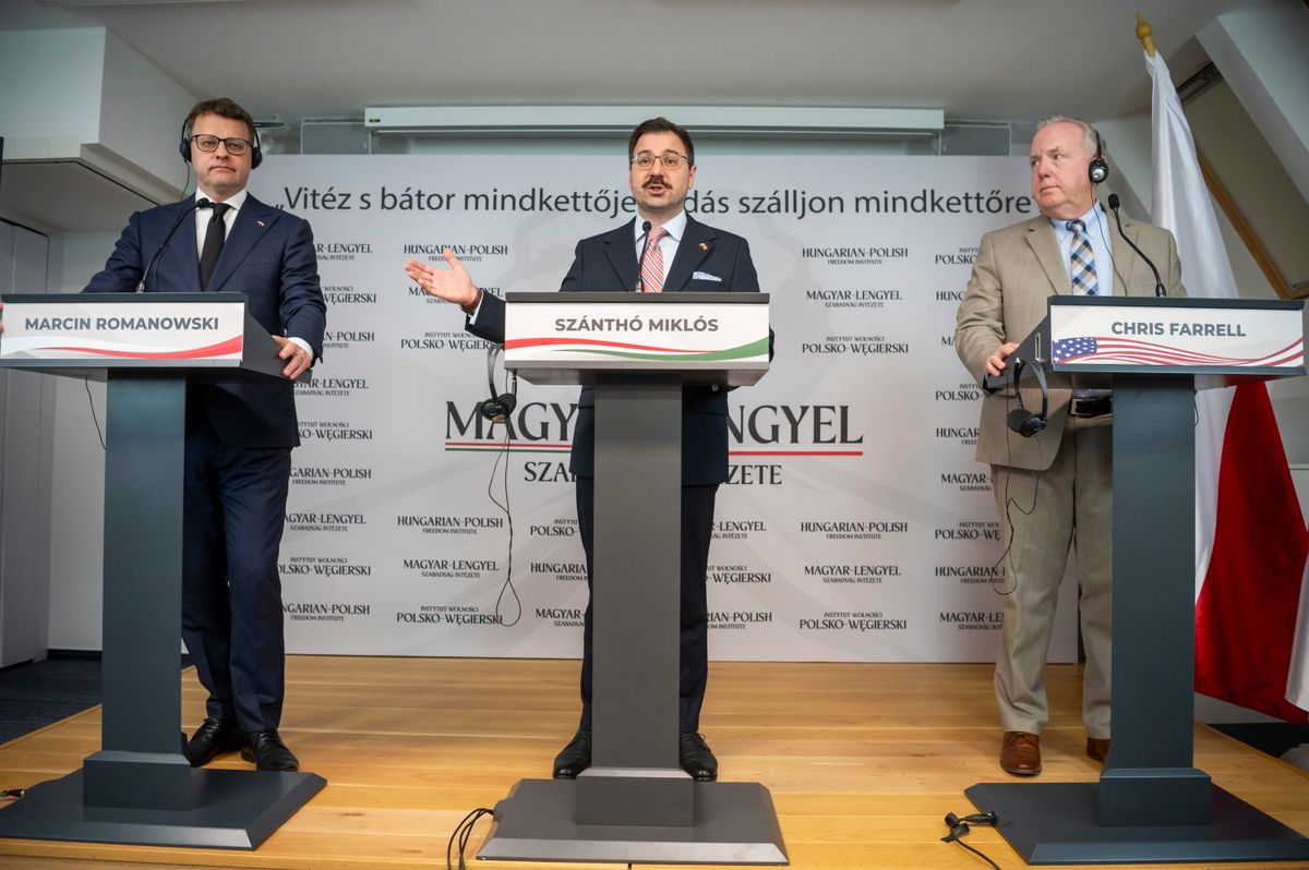Budapest, 2025. április 25.
Marcin Romanowski volt lengyel igazságügyminiszter-helyettes, Szánthó Miklós, az Alapjogokért Központ főigazgatója és Chris Farrell amerikai jogvédő (b-j) a Magyar-Lengyel Szabadság Intézet megalapításáról szóló budapesti sajtótájékoztatón 2025. április 25-én.
MTI/Balogh Zoltán