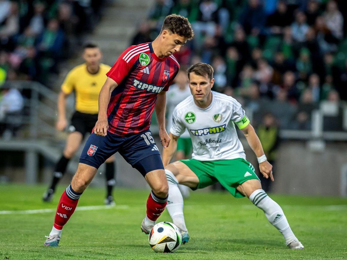 Kovács Mátyás tartja a labdát Claudiu Bumbával szemben, a Fehérvár nem bírta el a Győr nyomását
