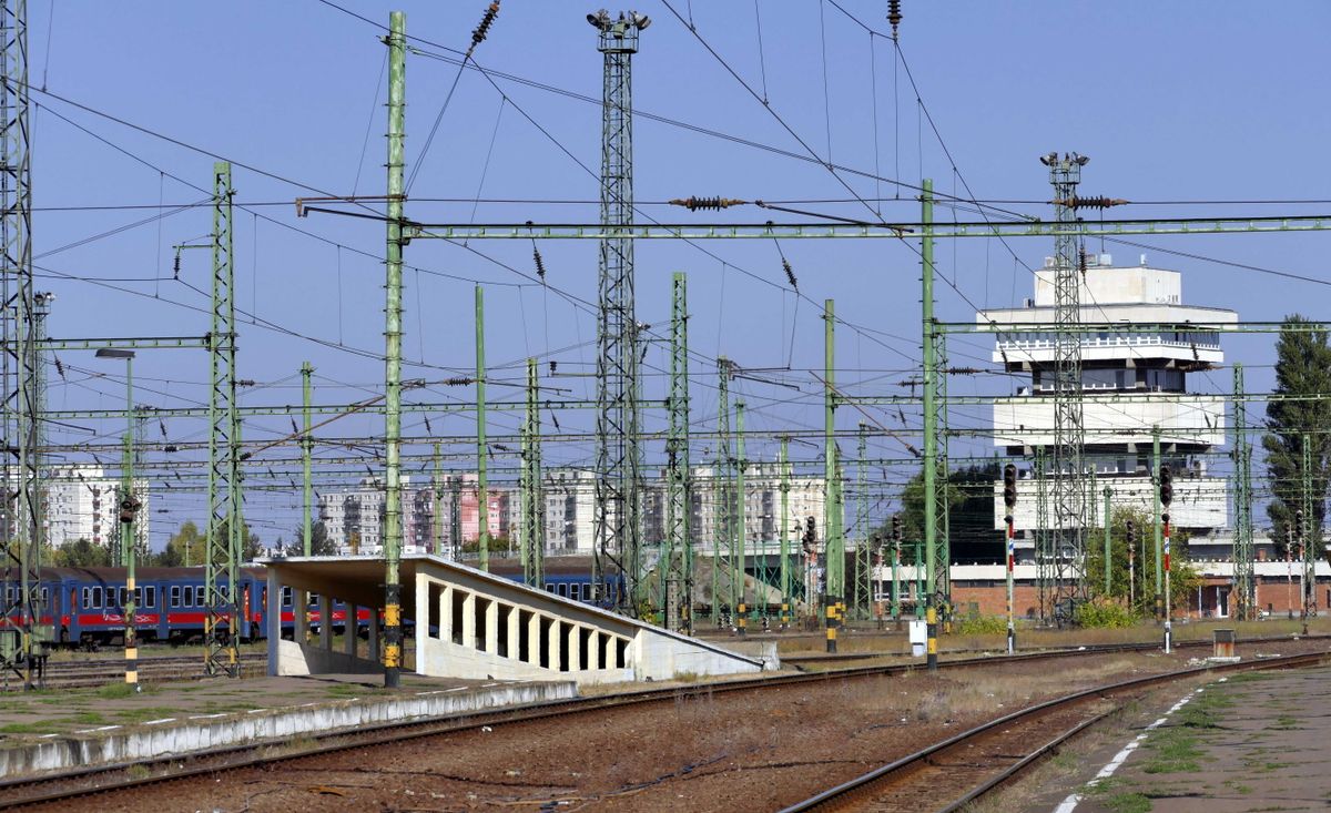 Szolnok, 2021. október 15.
A MÁV Csoport 1847 óta működő Szolnok vasútállomásának rendezőtér-részlete Magyarország egyik legnagyobb alapterületű és átmenő-forgalmú vasúti csomópontján.
MTVA/Bizományosi: Jászai Csaba
***************************
Kedves Felhasználó!
Ez a fotó nem a Duna Médiaszolgáltató Zrt./MTI által készített és kiadott fényképfelvétel, így harmadik személy által támasztott bárminemű – különösen szerzői jogi, szomszédos jogi és személyiségi jogi – igényért a fotó szerzője/jogutódja közvetlenül maga áll helyt, az MTVA felelőssége e körben kizárt.