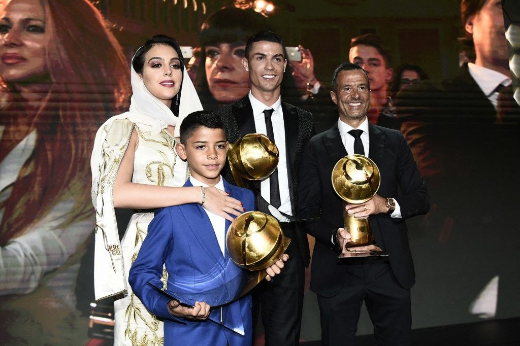 Cristiano Ronaldo (középen), és fia (kékben) egy korábbi díjátadón.