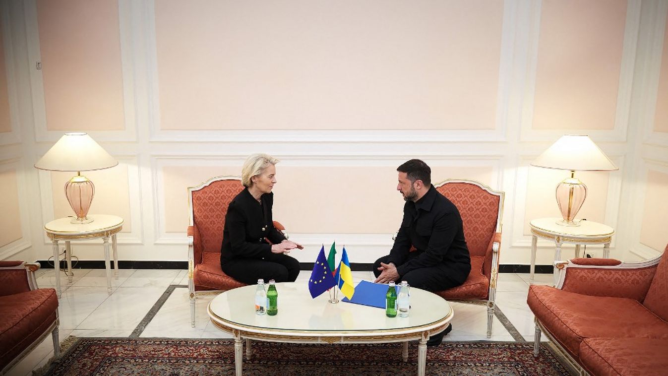 Volodimir Zelenszkij (jobbra) beszélget Ursula von der Leyen európai bizottsági elnökkel (Fotó: AFP)