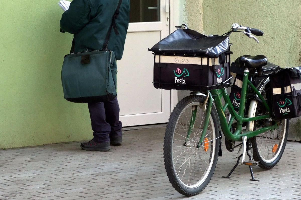 Cegléd, 2019. február 21.
A város egyik postása kaputelefonról kér bebocsátást az ajánlott küldemény címzettjétől a Rákóczi úti egyik lakóépület bejáratánál.
MTVA/Bizományosi: Jászai Csaba
***************************
Kedves Felhasználó!
Ez a fotó nem a Duna Médiaszolgáltató Zrt./MTI által készített és kiadott fényképfelvétel, így harmadik személy által támasztott bárminemű – különösen szerzői jogi, szomszédos jogi és személyiségi jogi – igényért a fotó készítője közvetlenül maga áll helyt, az MTVA felelőssége e körben kizárt.