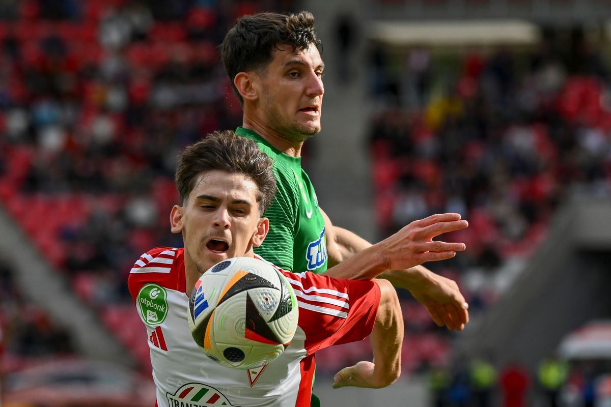Debrecen, 2025. május 18.
Szűcs Tamás (b), a Debrecen és Ötvös Bence, a Paks játékosa a labdarúgó OTP Bank Liga 32. fordulójában játszott Debreceni VSC – Paksi FC mérkőzésen a debreceni Nagyerdei Stadionban 2025. május 18-án.
MTI/Czeglédi Zsolt