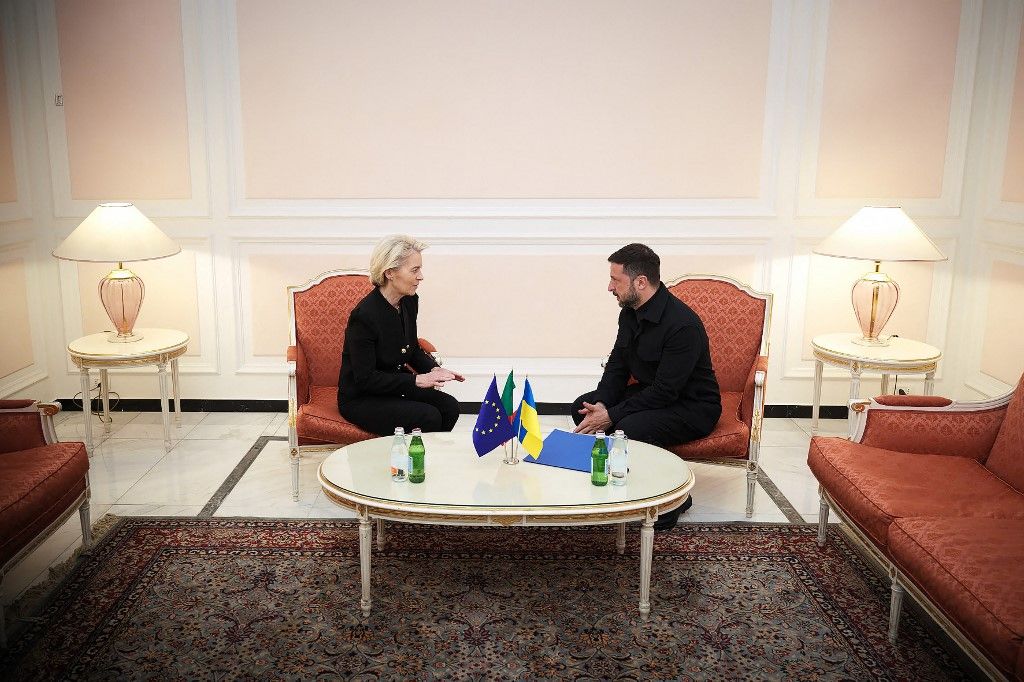 Volodimir Zelenszkij ukrán elnök Ursula von der Leyennel, az Európai Bizottság elnökével beszélget