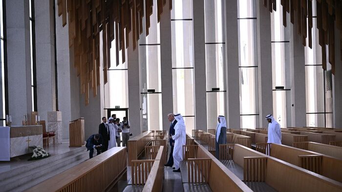 Donald Trump amerikai elnök meglátogat egy templomot Abu-Dzabiban 2025. május 16-án. 