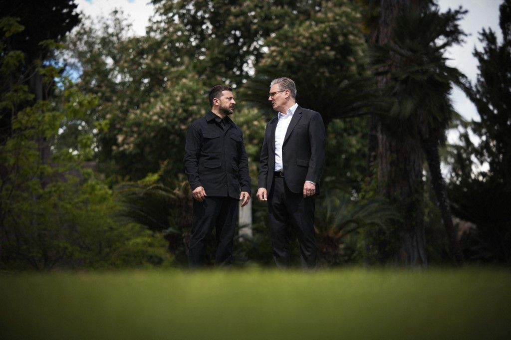 In this handout photograph taken and released by the Ukrainian Presidential Press Service on April 26, 2025, Ukraine's President Volodymyr Zelensky (L) speaks with Britain's Prime Minister Keir Starmer (R) during their meeting on the sidelines of Pope Francis's funeral in Rome. (Photo by Handout / UKRAINIAN PRESIDENTIAL PRESS SERVICE / AFP) / RESTRICTED TO EDITORIAL USE - MANDATORY CREDIT "AFP PHOTO / UKRAINIAN PRESIDENTIAL PRESS SERVICE" - NO MARKETING NO ADVERTISING CAMPAIGNS - DISTRIBUTED AS A SERVICE TO CLIENTS