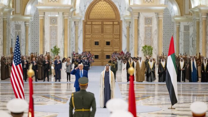 Donald Trump amerikai elnök és Mohamed bin Zayed Al Nahyan sejk áll a nemzeti himnuszok elhangzásakor a Qasr Al-Watan (a Nemzet Palotája) épületében 