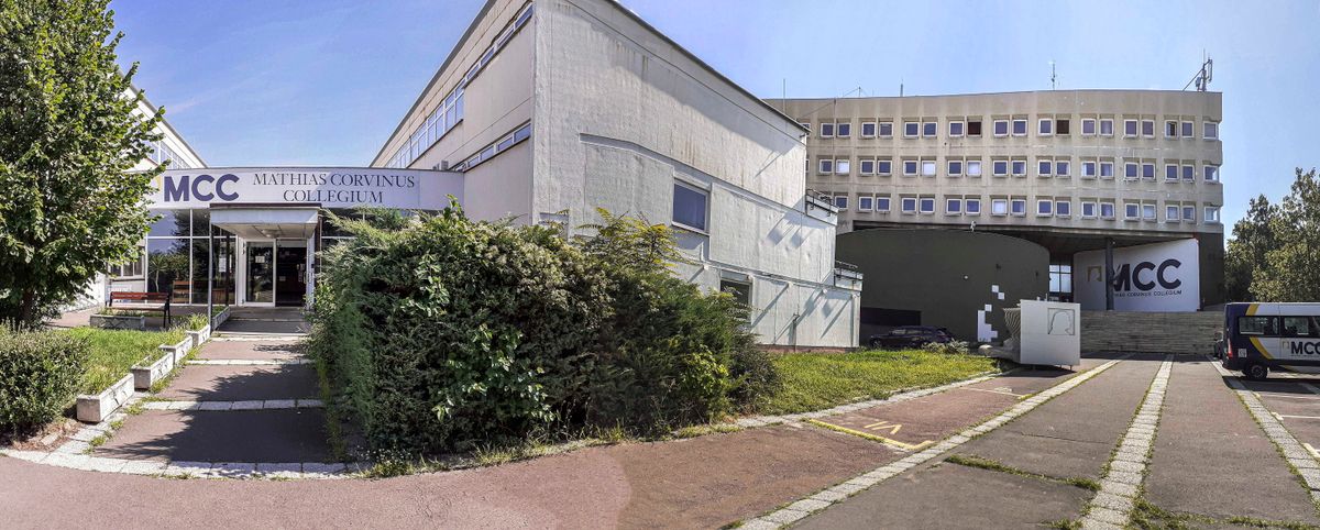 Budapest, 2021. augusztus 14.
A Mathias Corvinus Collegium (MCC) magyar tehetséggondozó intézmény a főváros I. kerületében, a Somlói úton. Az 1996 óta működő oktatási intézmény célja a klasszikus iskolai kereteken túlmutató tudományos képzést nyújtani a legkülönfélébb korosztályhoz tartozó magyarországi és külföldi hallgatóknak.
MTVA/Bizományosi: Róka László
***************************
Kedves Felhasználó!
Ez a fotó nem a Duna Médiaszolgáltató Zrt./MTI által készített és kiadott fényképfelvétel, így harmadik személy által támasztott bárminemű – különösen szerzői jogi, szomszédos jogi és személyiségi jogi – igényért a fotó szerzője/jogutódja közvetlenül maga áll helyt, az MTVA felelőssége e körben kizárt.