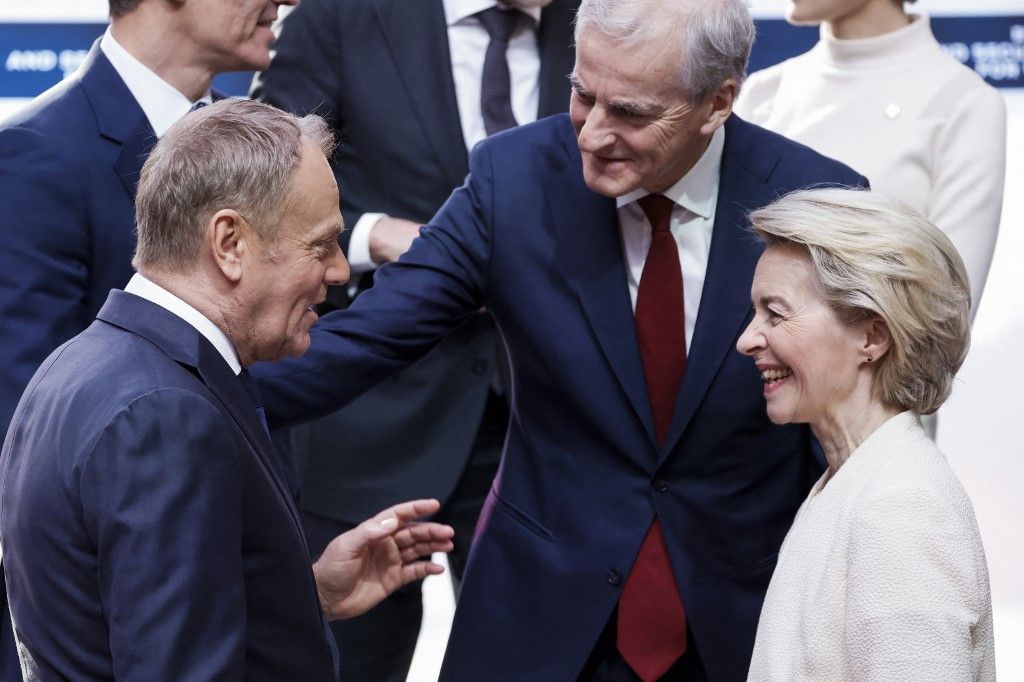 Poland's Prime Minister Donald Tusk speaks with Norway's Prime Minister Jonas Gahr Store and n Commission President Ursula Von der Leyen before posing for a family picture as part of a summit for "coalition of the willing" at the Elysee Palace, in Paris, on March 27, 2025. French President Emmanuel Macron on March 27, 2025 is to host European leaders including President Volodymyr Zelensky for a summit aimed at boosting Ukrainian security ahead of any potential ceasefire with Russia. (Photo by Ludovic MARIN / POOL / AFP)