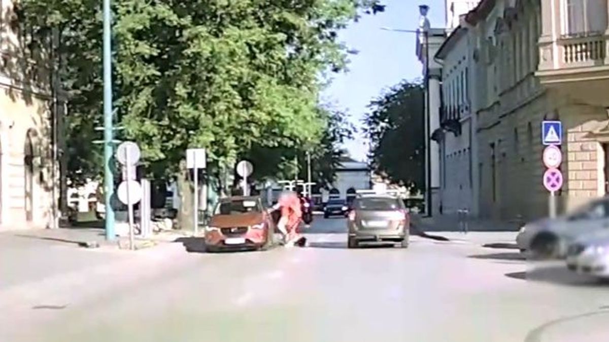 Rolleresek csapódtak az autóba a ceglédi zebrán + videó