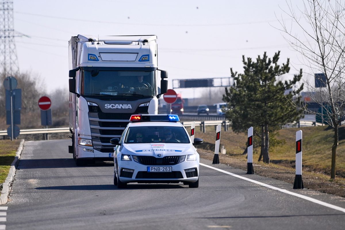 Rengeteg dolga van a rendőröknek, sok a baleset az autópályákon (Fotó: Czeglédi Zsolt / MTI Fotószerkesztõség)