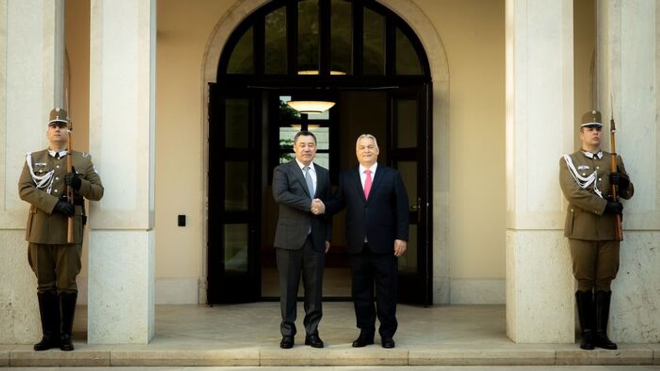 Hungarian Prime Minister Viktor Orban (right) welcomes Kyrgyz President Sadyr Japarov (left) at the Carmelite Monastery on May 21, 2025 (Photo: MTI/Hungarian PM's Communications Office/Zoltan Fischer)
