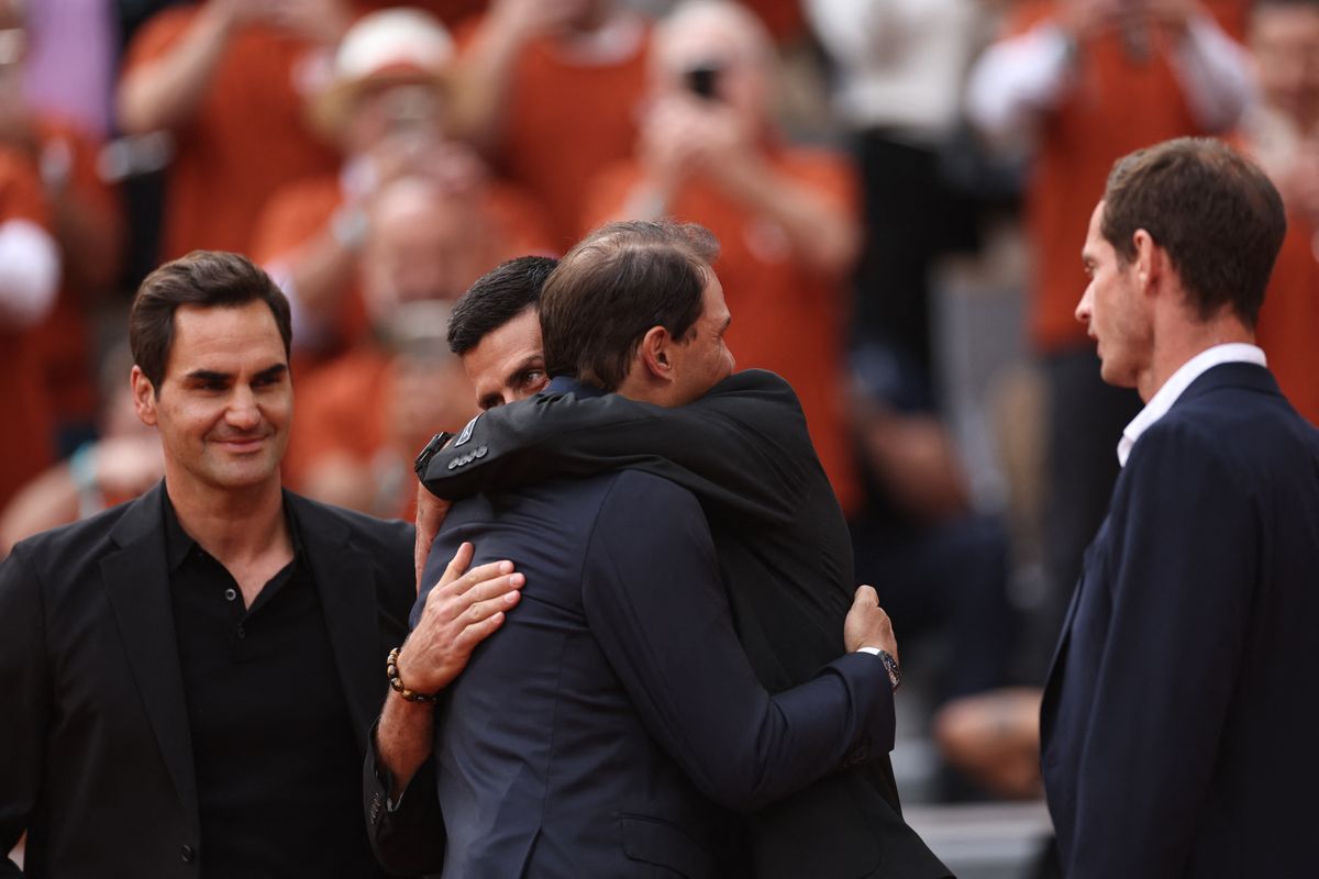 Roger Federer és Andy Murray figyeli Rafael Nadal és Novak Djokovics ölelését, a tenisz négy nagy alakjából már csak a szerb játszik az idei Roland Garroson