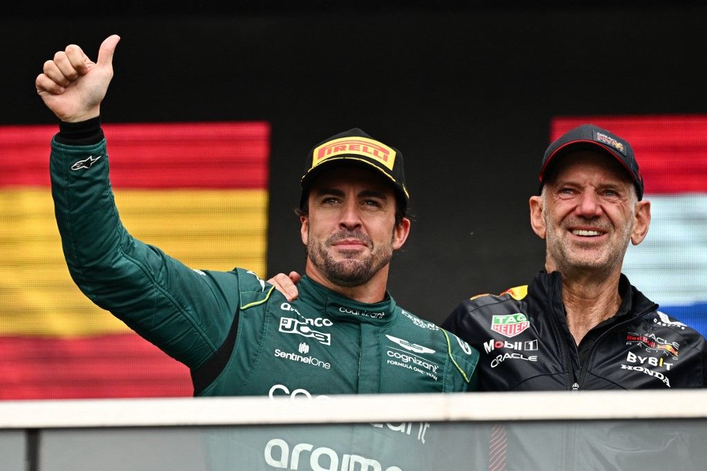 F1, Forma-1, Forma–1, Fernando Alonso, Aston Martin, Adrian Newey, MONTREAL, QUEBEC - JUNE 18: Second placed Fernando Alonso of Spain and Aston Martin F1 Team and Adrian Newey, the Chief Technical Officer of Red Bull Racing celebrate on the podium during the F1 Grand Prix of Canada at Circuit Gilles Villeneuve on June 18, 2023 in Montreal, Quebec. Minas Panagiotakis/Getty Images/AFP (Photo by Minas Panagiotakis / GETTY IMAGES NORTH AMERICA / Getty Images via AFP)