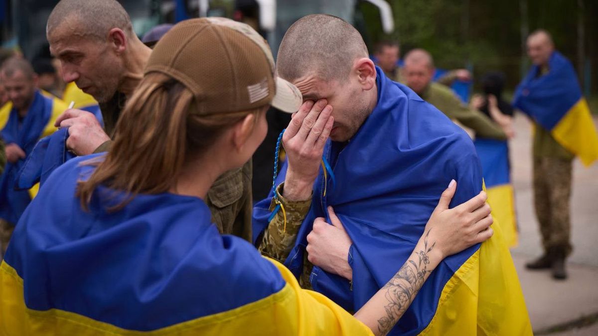 Megható felvételeken az orosz–ukrán fogolycsere