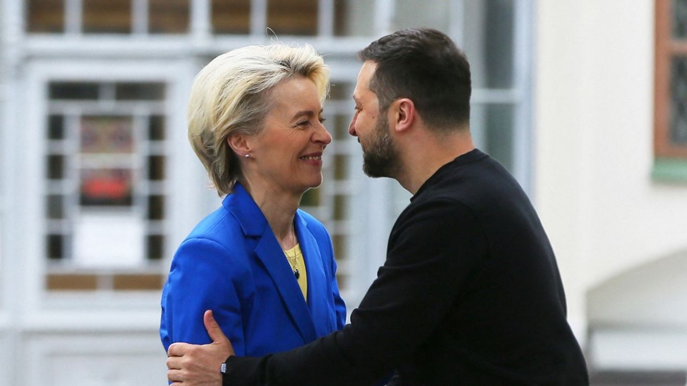 Ursula von der Leyen, az Európai Bizottság elnöke (B) és Volodimir Zelenszkij ukrán elnök (Fotó: AFP)