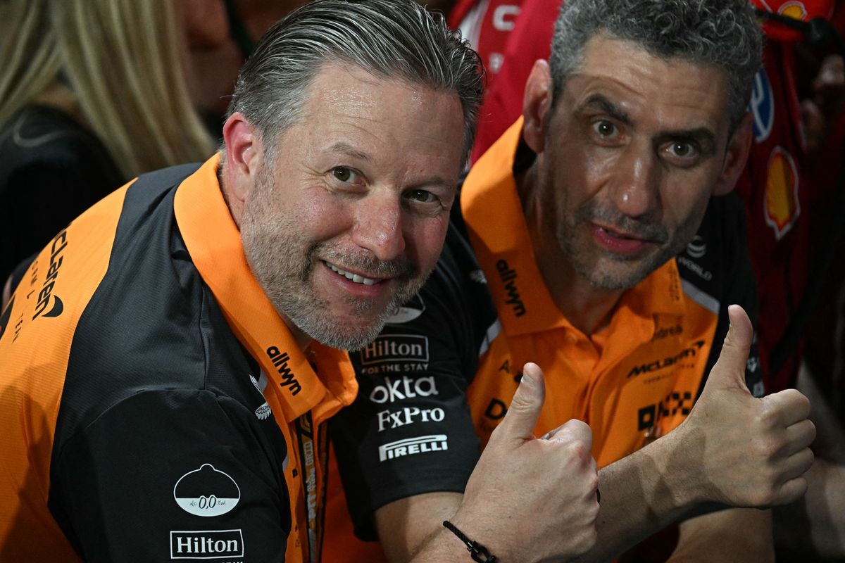 Zak Brownnak (balra) nem számít, hogy a McLaren melyik pilótája lesz a jobb