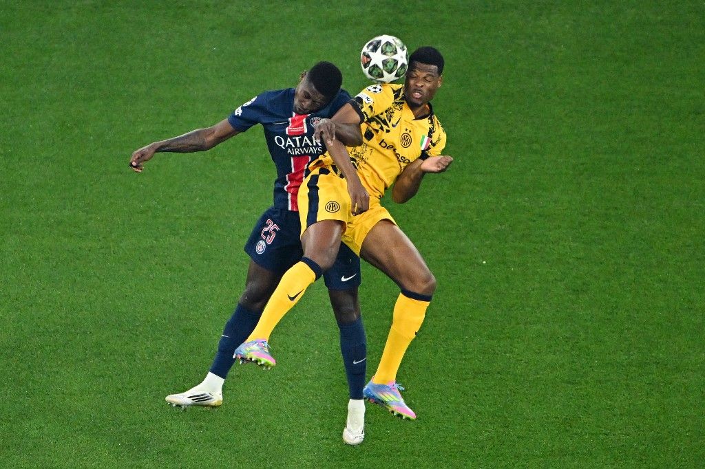Bajnokok Ligája, BL, döntő, 2025, PSG, Inter, München, 31 May 2025, Bavaria, Munich: Soccer: Champions League, Paris Saint-Germain - Inter Milan, knockout round, final, Munich Football Arena, Nuno Mendes of PSG and Milan's Denzel Dumfries (r) fight for th